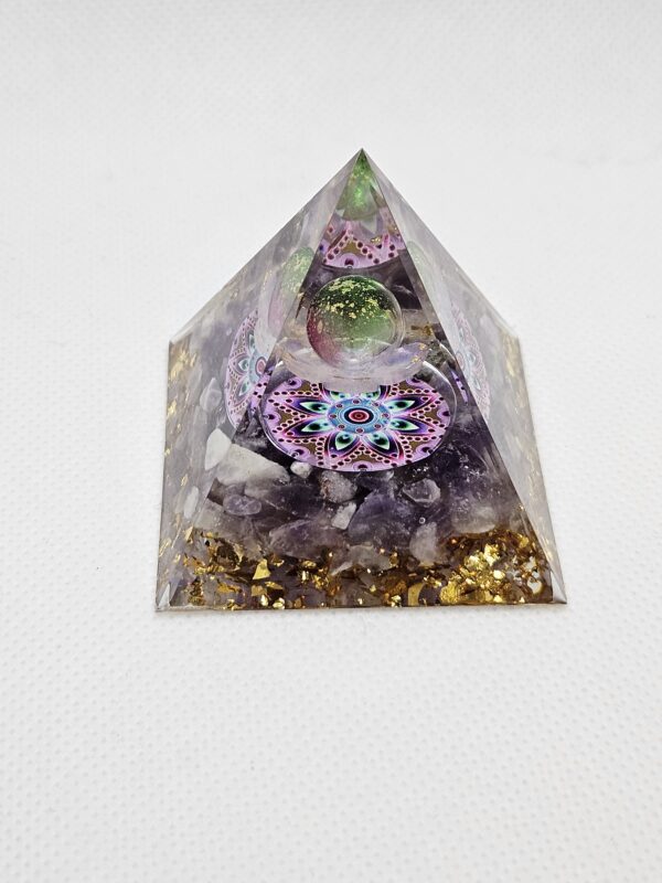 Pyramide 3-D lila