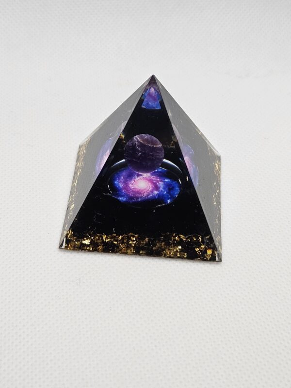 Pyramide 3-D violett/Kugel