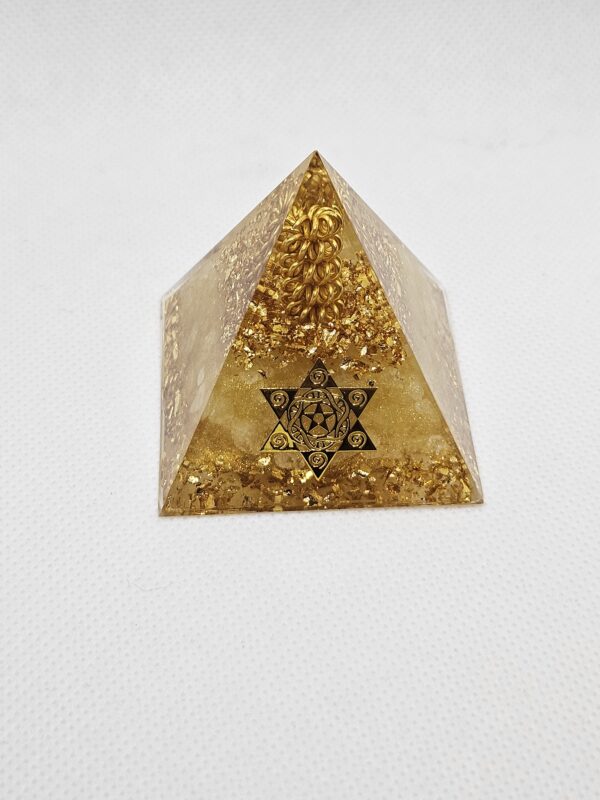 Pyramide 3-D gold