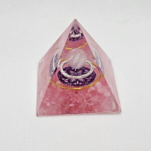 Pyramide 3-D rosa