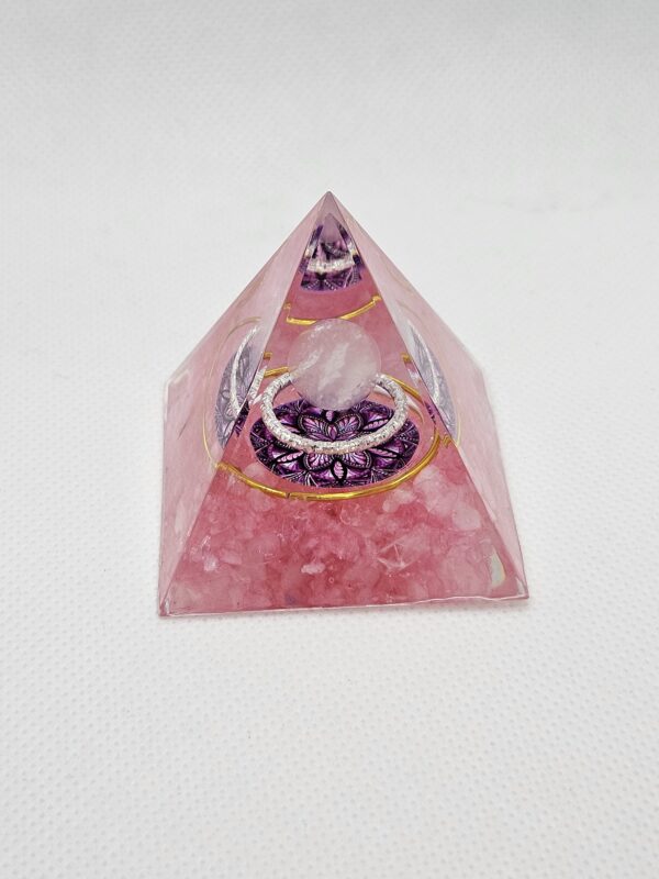 Pyramide 3-D rosa